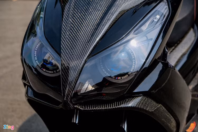 Nguyên bản, chiếc Honda Air Blade độ khủng này sử dụng đèn halogen. Bản độ này được nâng cấp lên đèn X-Light V20L Ultra. Với công nghệ đèn laser kết hợp với projector, đèn này cho hiệu suất chiếu sáng vượt trội so với nguyên bản và cả các loại đèn LED phổ thông trên thị trường. Bộ đèn này có giá khá đắt - 20 triệu đồng.