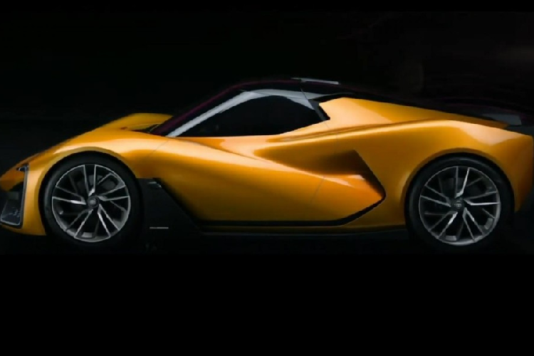 Từ những hình ảnh được hé lộ trước mắt, mẫu Toyota Sports EV concept 2022 trông giống như một mẫu xe thể thao động cơ đặt giữa với thân xe uốn lượn ấn tượng và phần nóc kiểu targa. Ở phía trước, các tấm chắn bùn góc cạnh có hình thái nhô lên cao khỏi nắp capô, trong khi đèn pha LED lại ôm sát mũi xe thấp và hốc hút gió lớn dạng tổ ong.