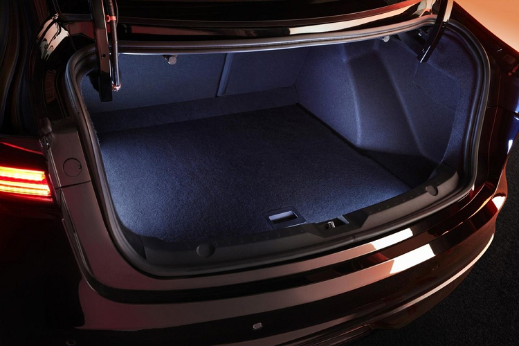 Mobilize Limo trang bị một cụm pin lithium-ion được làm mát bằng dung dịch và có dung lượng 60 kWh, đủ cung cấp phạm vi di chuyển tối đa 450 km và đang chờ xác nhận WLTP. Hầu hết các tài xế chuyên nghiệp trong lĩnh vực này đều lái xe tối đa 250 km trong một ngày, vì vậy phạm vi này là quá đủ để sử dụng hàng ngày. Tài xế có thể sạc điện từ tất cả các trạm công cộng, các hộp điện và ổ cắm trên tường. Với trạm sạc nhanh, nó có thể phục hồi phạm vi 250 km trong 40 phút.