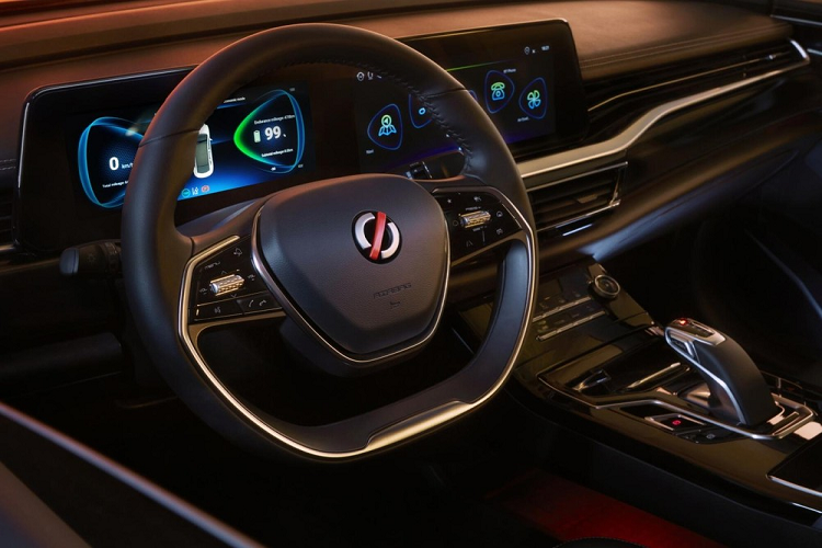 Bên trong, nó có màn hình kích thước 10,25 inch cho cụm đồng hồ, cùng với màn hình cảm ứng 12,3 inch cho hệ thống thông tin giải trí. Ghế xe được bọc bằng một loại vải gọi là TEP, một loại vải thay thế cho da. Cốp xe có dung tích 411 lít, nhưng sẽ mất một góc cho lốp dự phòng. Mobilize Limo lắp đặt bộ la-zăng hợp kim sơn mài 17 inch để tạo ra sự kết hợp hài hòa giữa vẻ ngoài bóng bẩy và sự thoải mái. Nó có ba chế độ lái gồm Eco, Normal, và Sport. Tính năng phanh phục hồi có thể điều chỉnh ở ba mức độ độc lập với các chế độ lái nếu tài xế muốn làm điều đó.