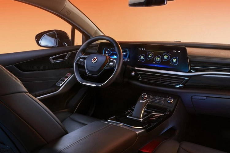 Về mặt kích thước, Mobilize Limo có chiều dài 4,67 mét, rộng 1,83 mét, và cao 1,47 mét. Chiều cao của nó khiến nó trông giống như một chiếc crossover, nhưng nó thực tế lại có một thân vỏ kiểu sedan 4 cửa. Trục cơ sở dài 2,75 mét, đồng nghĩa xe cung cấp không gian rộng rãi cho hành khách ở hàng ghế sau. Bên cạnh đó, công ty cũng công bố không gian dành cho đầu gối là 288 mm, một điều được mong đợi từ nhữn chiếc sedan hạng sang. Trên mặt hình thức bên ngoài, Limo sẽ chỉ có ba màu đen, xám, và trắng.