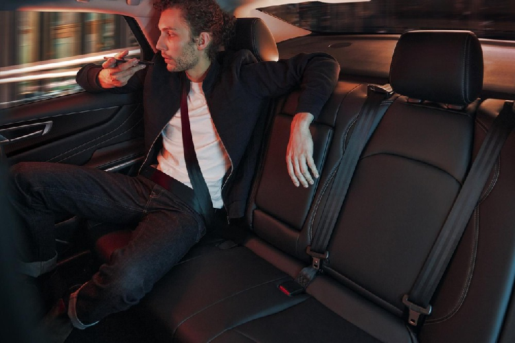 Limo đi kèm với hệ truyền động hoàn toàn bằng điện bao gồm một mô tơ công suất 150 mã lực và 220 Nm mô-men xoắn cực đại. Các con số này không phải là cao, nhưng như vậy là thừa đủ cho các nhiệm vụ taxi và gọi xe. Thời gian gia tốc từ 0-100 km/h là 9,6 giây, trong khi tốc độ tối đa được hạn chế điện tử chỉ 140 km/h. Một lần nữa, đây là hiệu suất không thực ấn tượng, nhưng phù hợp để sử dụng trong đô thị là chính.