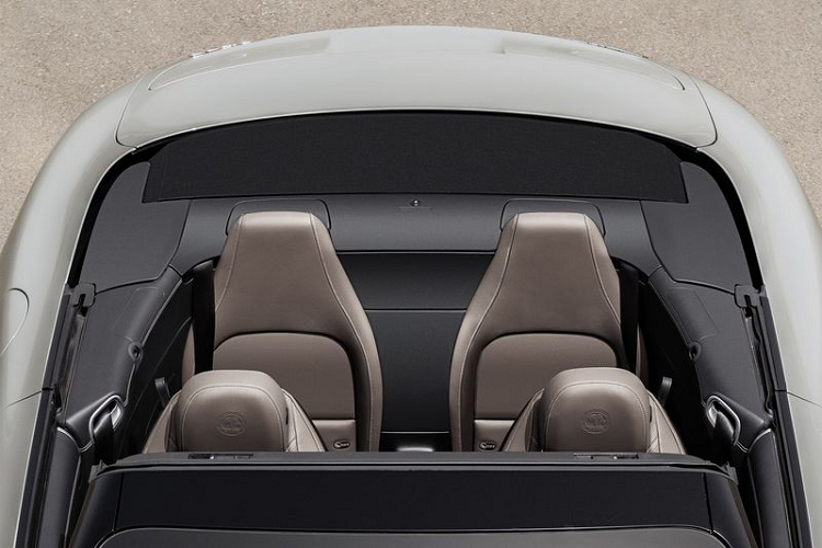 Di chuyển ra sau, Mercedes-AMG SL 2022 được trang bị hệ thống ống xả kép, đèn hậu rộng mang đến vẻ bề thế cho chiếc xe mui trần và cánh gió chủ động ở đuôi có tới 5 chế độ cài đặt.