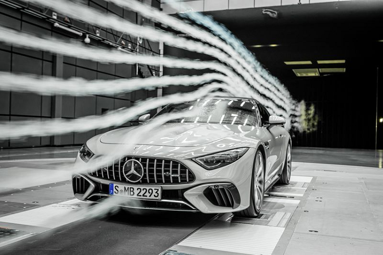Về nội thất, như đã biết, Mercedes-AMG SL 2022 có cấu hình 4 chỗ ngồi và sử dụng hệ thống thông tin giải trí MBUX mới nhất với màn hình cảm ứng 11,9 inch nghiêng về phía trước (tùy chỉnh từ 12 - 32 độ) kết hợp với cụm công cụ kỹ thuật số hoàn toàn 12,3 inch và màn hình 3D trên kính chắn gió có công nghệ thực tế tăng cường.