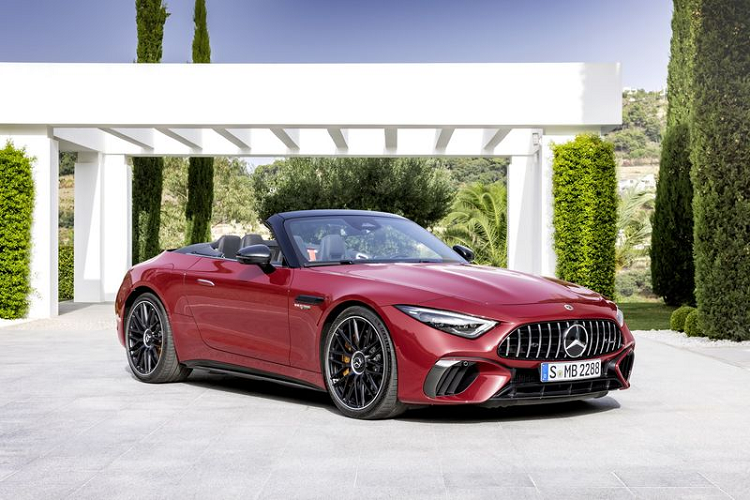Siêu xe Mercedes-AMG SL 2022 dài 4.705 mm, tăng 74 mm so với SL tiền nhiệm và cũng dài hơn 154 mm so với AMG GT Roadster - mẫu xe sẽ bị SL thế chỗ. Cụ thể, SL giờ đây đã thuộc về nhánh Mercedes-AMG, vì vậy, chiếc xe sở hữu lưới tản nhiệt Panamericana đặc trưng của AMG cùng thiết kế ngoại thất sắc nét và quyến rũ.