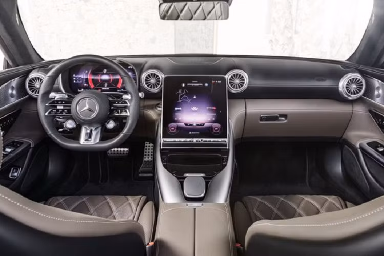 Tại Mỹ, Mercedes-AMG SL hoàn toàn mới được bán ra với 2 phiên bản SL 55 và SL 63, cả 2 đều dùng động cơ tăng áp kép V8 4.0L nhưng cho ra sức mạnh khác nhau. Biến thể SL 55 có công suất 469 mã lực và mô-men xoắn cực đại 700 Nm, trong khi các con số tương ứng của bản SL 63 là 577 mã lực và 800 Nm.