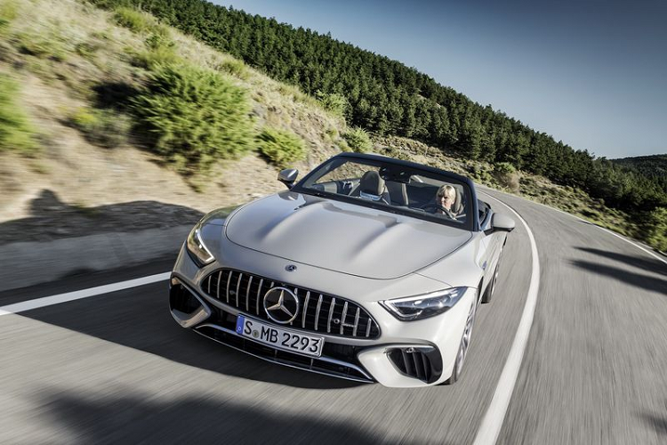Sau 70 năm có mặt trên thị trường, Mercedes-AMG SL 2022 mới thực sự đã được "lột xác" toàn diện, bao gồm cả việc được xây dựng trên nền tảng khung gầm đa vật liệu mới làm từ nhôm, thép, ma-giê và vật liệu tổng hợp, AMG GT Coupe thế hệ tiếp theo cũng sẽ dùng cơ sở gầm bệ này.
