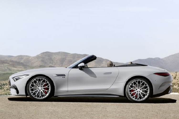 Tổng thể của AMG SL mới có nhiều điểm chung với AMG GT Roadster hơn là với SL cũ, tuy nhiên, việc thêm 2 chỗ ngồi nữa đã khiến cabin xe trông chật chội hơn một chút. Ngoài ra, cặp đèn pha hình tam giác tương tự trên CLS đã giúp SL mới có cái nhìn "hiếu chiến" và hiện đại hơn.