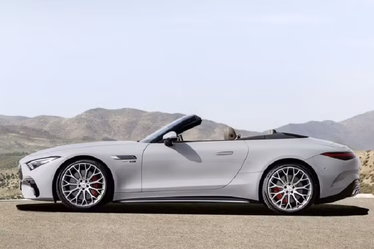 Tổng thể của AMG SL mới có nhiều điểm chung với AMG GT Roadster hơn là với SL cũ, tuy nhiên, việc thêm 2 chỗ ngồi nữa đã khiến cabin xe trông chật chội hơn một chút. Ngoài ra, cặp đèn pha hình tam giác tương tự trên CLS đã giúp SL mới có cái nhìn "hiếu chiến" và hiện đại hơn.