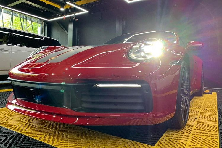 Tiến vào bên trong khoang lái chiếc xe thể thao mui trần Porsche 911 Carrera S Cabriolet thế hệ mới sắp được bàn giao cho đại gia lan đột biến có nội thất màu đỏ rất "sexy" và tông xuyệt tông với màu sơn ngoại thất của xe được chủ nhân lựa chọn. Xe có vô-lăng bọc da Alcantara cao cấp