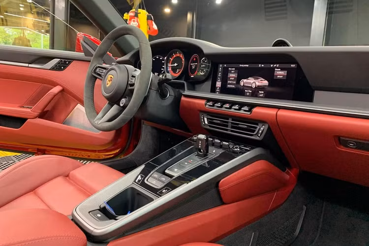 Giá xe Porsche 911 Carrera S Cabriolet 2021 chính hãng tại Việt Nam khoảng hơn 8,9 tỷ đồng, chưa bao gồm thuế phí. Xe được trang bị động cơ 6 xi-lanh, dung tích 3.0 lít, tăng áp kép nhưng lại sản sinh công suất tối đa 450 mã lực và mô-men xoắn cực đại 530 Nm tại 2300-5000 vòng/phút. 