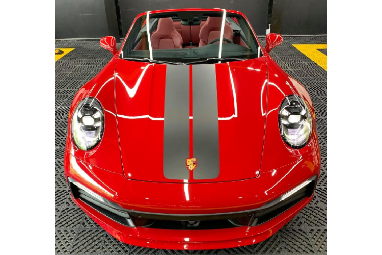 Sau khi thanh lý đi chiếc siêu xe mui trần Lamborghini Aventador LP700-4 Roadster tuyệt đẹp, người chơi lan đột biến ở tỉnh Bình Phước đã nhanh chóng đặt hàng để sở hữu một chiếc xe mui trần khác trải nghiệm. Lần này, đại gia này đã tậu về mẫu siêu xe mui trần Porsche 911 Carrera S Cabriolet 2021 mới.