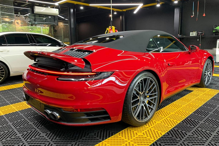 Sở hữu xe thể thao Porsche 911 Carrera S Cabriolet, đại gia lan đột biến chỉ cần nhấn nút là phần mui xếp mềm của xe dễ dàng xếp gọn gàng phía sau. Thời gian đóng mở mui xe Porsche 911 Carrera S Cabriolet của đại gia lan đột biến có thể dao động từ 12 đến 14 giây.