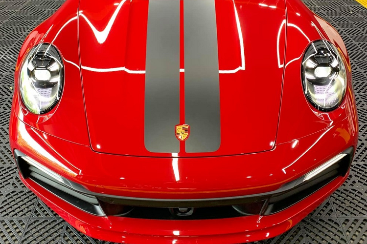 Phải sau hơn 1 tháng lộ ảnh khui công về Việt Nam, đến nay, hình ảnh chiếc siêu xe Porsche 911 Carrera S Cabriolet 2021 của đại gia lan đột biến tỉnh Bình Phước mới được người nhập xe về nước chia sẻ và cho thấy mẫu xe này có rất nhiều tùy chọn đắt tiền.