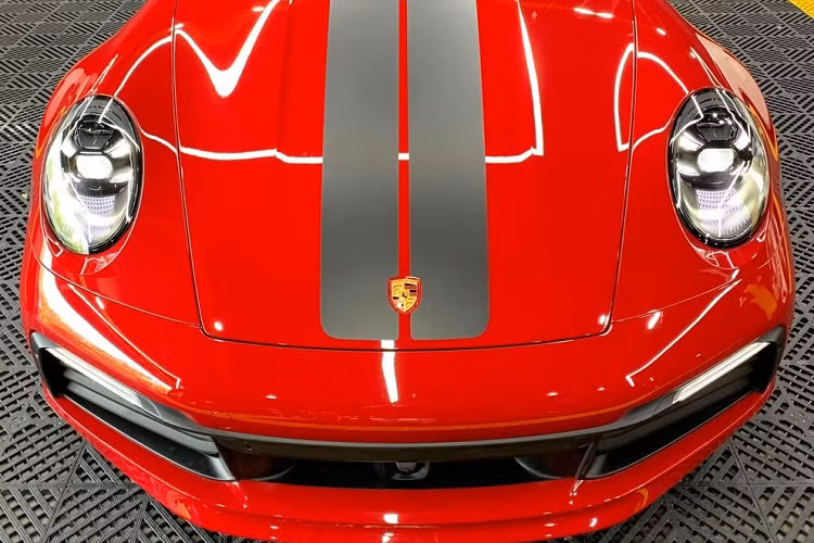 Phải sau hơn 1 tháng lộ ảnh khui công về Việt Nam, đến nay, hình ảnh chiếc siêu xe Porsche 911 Carrera S Cabriolet 2021 của đại gia lan đột biến tỉnh Bình Phước mới được người nhập xe về nước chia sẻ và cho thấy mẫu xe này có rất nhiều tùy chọn đắt tiền.