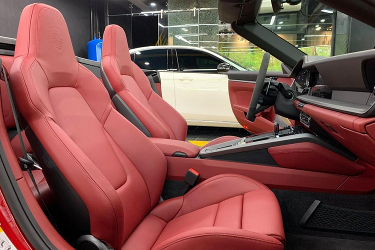 Nếu đang chạy xe nhưng thời tiết quá đẹp hoặc xấu, đại gia lan đột biến cũng có thể thực hiện mở mui hoặc đóng mui mềm lại nhưng cần chú ý là tốc độ được hãng xe thể thao Porsche khuyến cáo phải dưới 50 km/h để giúp phần mui của xe hoạt động tốt.