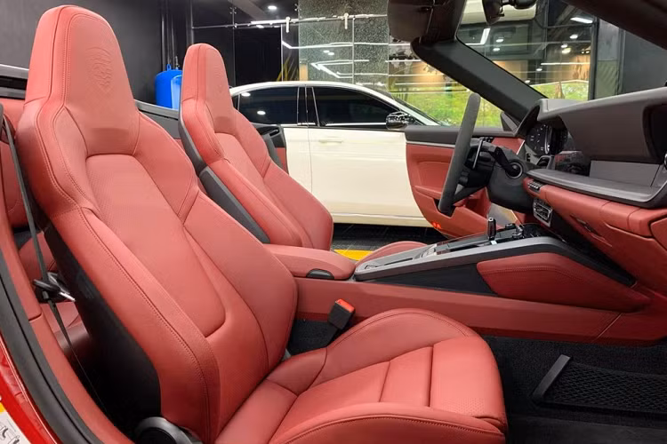 Nếu đang chạy xe nhưng thời tiết quá đẹp hoặc xấu, đại gia lan đột biến cũng có thể thực hiện mở mui hoặc đóng mui mềm lại nhưng cần chú ý là tốc độ được hãng xe thể thao Porsche khuyến cáo phải dưới 50 km/h để giúp phần mui của xe hoạt động tốt.