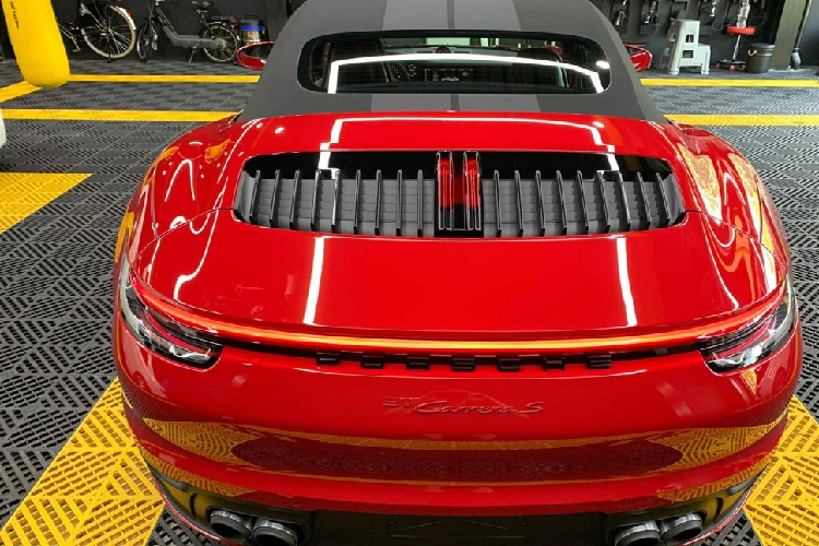 Toàn bộ sức mạnh của xe Porsche 911 Carrera S Cabriolet sẽ được truyền đến hệ dẫn động cầu sau thông qua hộp số tự động ly hợp kép 8 cấp PDK, nhờ đó, chiếc xe thể thao mui trần này chỉ cần vỏn vẹn thời gian 3.7 giây để tăng tốc từ vị trí xuất phát lên 100 km/h, đây là thông số của xe có thêm tùy chọn gói Sport Chrono, trước khi đạt tốc độ tối đa 306 km/h.