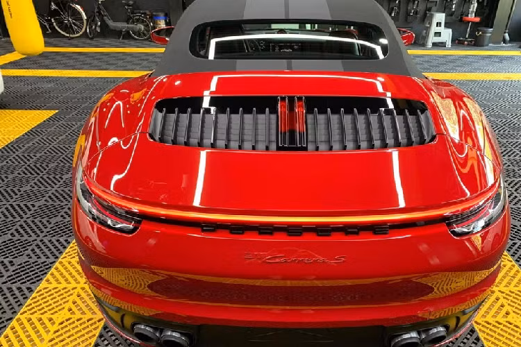 Toàn bộ sức mạnh của xe Porsche 911 Carrera S Cabriolet sẽ được truyền đến hệ dẫn động cầu sau thông qua hộp số tự động ly hợp kép 8 cấp PDK, nhờ đó, chiếc xe thể thao mui trần này chỉ cần vỏn vẹn thời gian 3.7 giây để tăng tốc từ vị trí xuất phát lên 100 km/h, đây là thông số của xe có thêm tùy chọn gói Sport Chrono, trước khi đạt tốc độ tối đa 306 km/h.