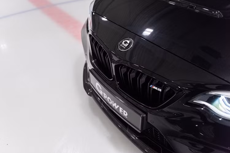Ở giai đoạn đầu tiên, G-Power độ BMW M2 CS hệ thống phần mềm, cùng với đó là bổ sung thiết bị khóa trung tâm trục khuỷu nhằm bảo vệ động cơ sau khi được tăng sức mạnh. Với việc tinh chỉnh phần mềm, khối động cơ bi-turbo 3.0L đạt mức công suất 493 mã lực và mô-men xoắn cực đại 650 Nm. So với M2 CS tiêu chuẩn, chiếc xe nay đã mạnh hơn 49 mã lực và 100 Nm.