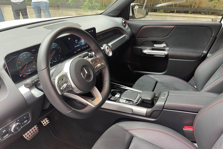 Chính vì thế, lựa chọn xe chạy lướt sẽ đáp ứng nhanh cho nhu cầu của những khách hàng muốn “cưới liền tay” dòng xe GLB, không phải mất công chờ đợi, đồng thời tiết kiệm được một phần chi phí lăn bánh.