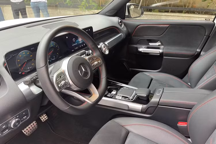 Chính vì thế, lựa chọn xe chạy lướt sẽ đáp ứng nhanh cho nhu cầu của những khách hàng muốn “cưới liền tay” dòng xe GLB, không phải mất công chờ đợi, đồng thời tiết kiệm được một phần chi phí lăn bánh.