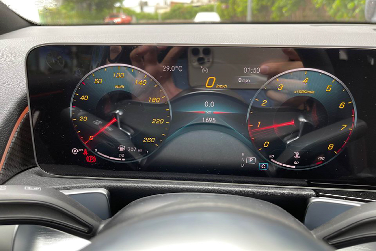 Mercedes-Benz GLB 200 AMG là một trong những dòng CUV 7 chỗ hạng sang có giá bán dễ tiếp cận nhất trên thị trường, đồng thời dòng xe này không có đối thủ trong phân khúc. So với dòng GLC bán chạy của “Mẹc”, dòng GLB có lợi thế ở hàng ghế thứ 3, giúp dòng xe này phù hợp với nhu cầu phục vụ cho gia đình, đáp ứng sở thích chuộng xe nhiều chỗ của người Việt.