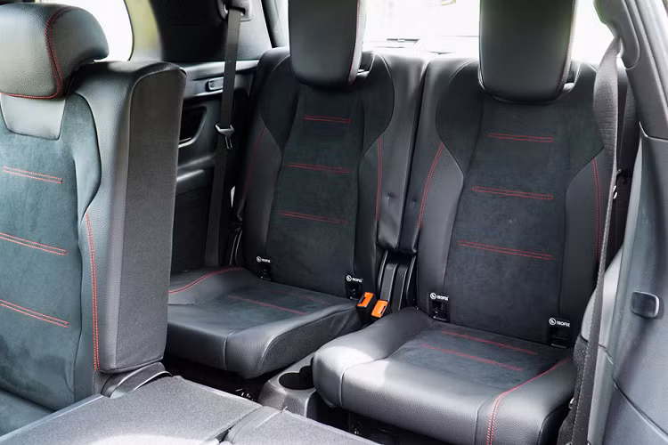 Mặc dù trên thông số kỹ thuật, động cơ này có công suất khá khiêm tốn. Tuy nhiên đó là thông số trên giấy, những ai có dịp cầm lái thử GLB 200 thì sẽ không chê động cơ 1.3L tăng áp này.