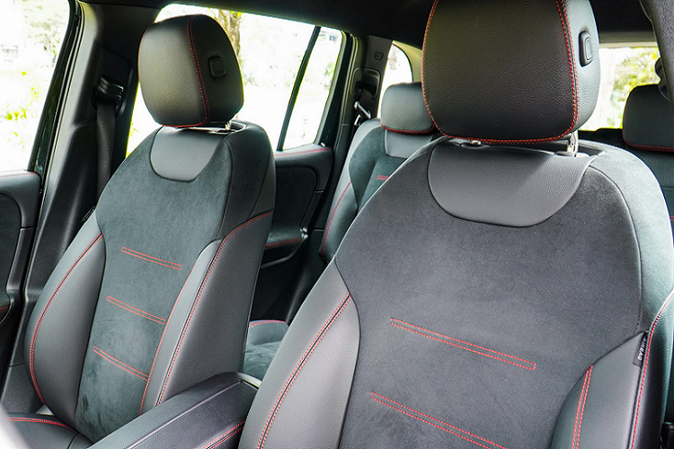 Trên thực tế, được biết tệp khách hàng sở hữu xe GLB vốn đã có nhiều dòng xe sang khách, GLB là chiếc xe mua thêm vì tính đa dụng. Bên trong xe được trang bị màn hình kỹ thuật số 10.25-inch hiện đại, có giao diện trí tuệ nhân tạo MBUX, đèn viền nội thất 64 màu, ốp vân carbon trang trí. Vô lăng thể thao bọc da Nappa với nút điều khiển cảm ứng, vô lăng có tích hợp lẫy chuyển số sau vô lăng và hơn thế nữa.