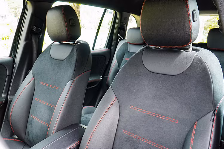 Trên thực tế, được biết tệp khách hàng sở hữu xe GLB vốn đã có nhiều dòng xe sang khách, GLB là chiếc xe mua thêm vì tính đa dụng. Bên trong xe được trang bị màn hình kỹ thuật số 10.25-inch hiện đại, có giao diện trí tuệ nhân tạo MBUX, đèn viền nội thất 64 màu, ốp vân carbon trang trí. Vô lăng thể thao bọc da Nappa với nút điều khiển cảm ứng, vô lăng có tích hợp lẫy chuyển số sau vô lăng và hơn thế nữa.