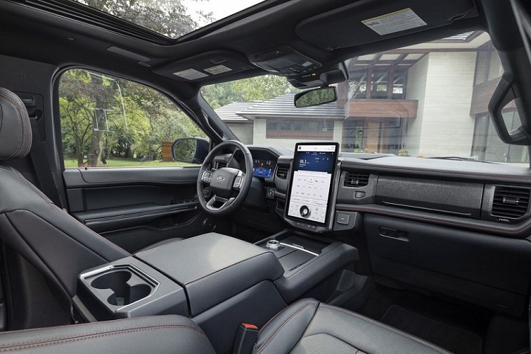 Khoảng sáng gầm của phiên bản Timberline cũng được tăng lên mức 269mm, cao hơn 15mm so với mẫu xe đối thủ là Jeep Wagoneer. Kết hợp với các tấm chống trượt đặt nghiêng, Ford Expedition Timberline 2022 có góc tiếp cận và góc thoát lớn hơn đáng kể so với các phiên bản thông thường.