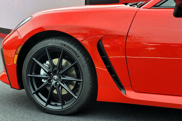 Toyota GR 86 2022 có mâm 17 inch tiêu chuẩn, các biến thể cao cấp hơn được trang bị mâm 18 inch và sơn đen, đi kèm với lốp Michelin Pilot Sport 4 dày dặn hơn. Cả 2 loại mâm này đều có cùng hệ thống phanh đĩa kích thước 295 mm phía trước và 290 mm phía sau.