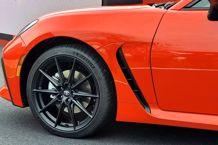 Toyota GR 86 2022 có mâm 17 inch tiêu chuẩn, các biến thể cao cấp hơn được trang bị mâm 18 inch và sơn đen, đi kèm với lốp Michelin Pilot Sport 4 dày dặn hơn. Cả 2 loại mâm này đều có cùng hệ thống phanh đĩa kích thước 295 mm phía trước và 290 mm phía sau.