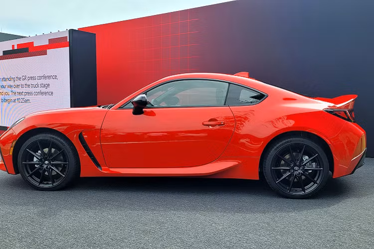 Mẫu xe này được giới thiệu vào tháng 4 và đã chính thức có mặt tại Mỹ. Toyota GR 86 thế hệ mới được dự kiến bán ra vào cuối năm nay.