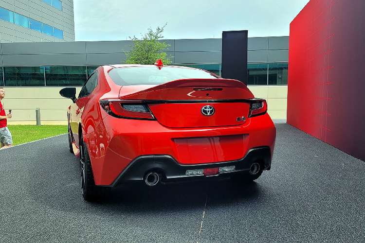 Hơn nữa, động cơ 2.4L tạo ra mô-men xoắn cực đại ở vòng tua máy tương đối thấp (3.700 vòng/phút). Đây là một cải tiến đáng kể so với động cơ cũ, với mô-men xoắn cực đại đạt tại 6.600 vòng/phút.