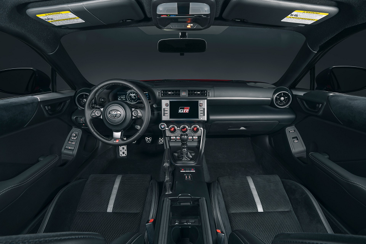 Bên trong nội thất của Toyota GR 86 cũng được cải tiến đáng kể. Bảng điều khiển thiết kế mới, ghế thể thao nâng cấp và hệ thống giải trí với màn hình 8 inch. Ngoài ra, mẫu xe này còn có cụm đồng hồ kỹ thuật số 7 inch, thay đổi giao diện theo chế độ lái.