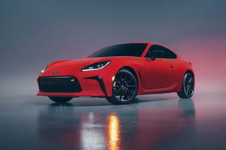 Về mặt an toàn, Toyota GR 86 được trang bị tiêu chuẩn hộp số tự động với hệ thống hỗ trợ lái EyeSight của Subaru. Nó bao gồm kiểm soát hành trình thích ứng, cảnh báo chệch làn đường, phanh khẩn cấp tự động, đèn pha tự động.