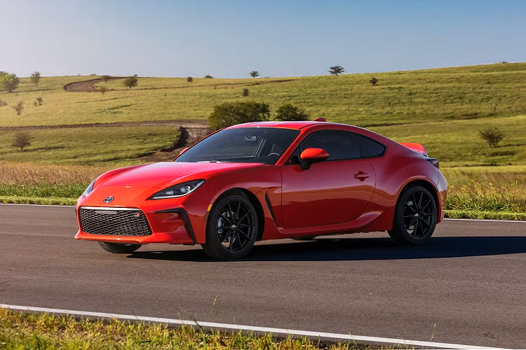 Một trong những khuyết điểm lớn nhất trên chiếc 86 thế hệ đầu tiên là thiếu sức mạnh. Toyota giải quyết điều này bằng cách trang bị cho GR 86 động cơ 2.4L mới. Nhờ dung tích động cơ lớn hơn, cũng như những thay đổi ở hệ thống nạp - xả, khối động cơ này có công suất 228 mã lực và mô-men xoắn 249 Nm.