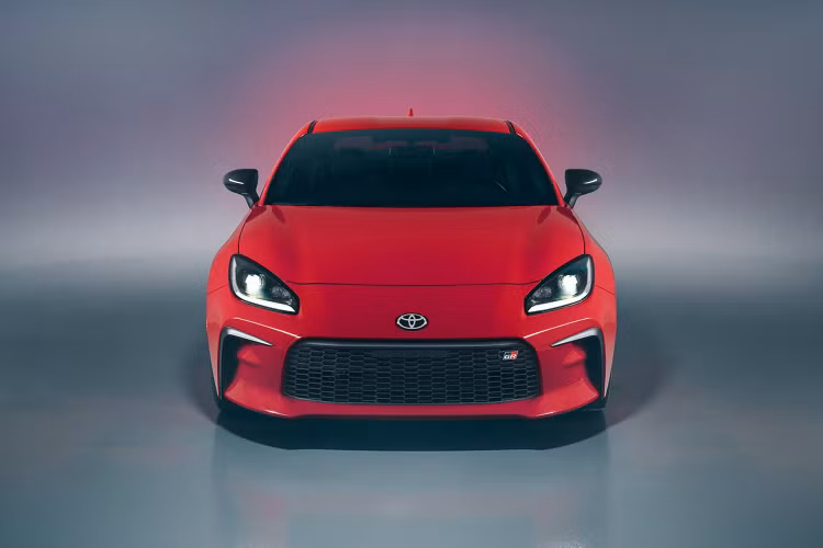 Ở thế hệ thứ 2, Toyota GR 86 trông tinh tế và bắt mắt hơn so với thế hệ "tiền nhiệm". Lưới tản nhiệt "Matrix G Mesh" nổi bật, đèn pha LED bầu bĩnh hơn, các khe hút gió thẳng đứng.