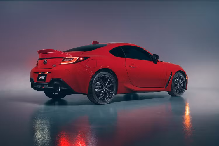 Toyota GR 86 còn được trang bị bộ vi sai chống trượt Torsen, các bộ phận gia cố khung trước và sau để tăng độ cứng vững. Chiếc coupe 2 cửa này cũng có một số chi tiết làm từ hợp kim nhôm, nhờ đó khối lượng tương đối nhẹ, ở mức 1.270 kg. Giá xe Toyota GR 86 2022 được dự đoán khoảng 30.000 USD tại Mỹ.