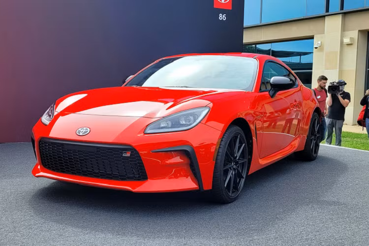 Scion FR-S hay còn gọi là Toyota 86 là mẫu xe thể thao được ưa chuộng của hãng xe Nhật Bản, tuy nhiên nó là có hiệu suất khá thấp. Hãng xe Nhật Bản đã khắc phục tình trạng đó trên chiếc Toyota GR 86 2022 mới.