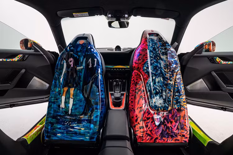 Cuộc gặp gỡ tình cờ này đã khơi dậy lại giấc mơ thời thơ ấu của Makamo và anh đã quyết định đặt hàng một chiếc 911 Carrera Coupe màu đen bóng Jet Black Metallic. Tuy nhiên, chính Makamo đã quyết định đặt bút trang trí cho chiếc xe mơ ước của mình.