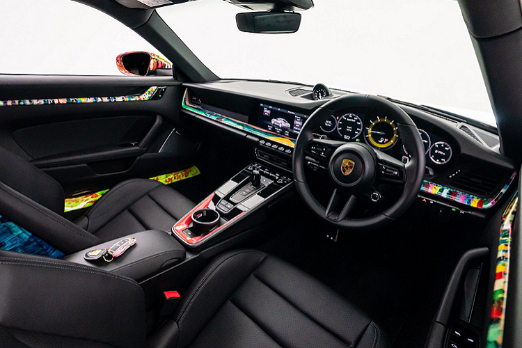 Tại studio ở Johannesburg của mình, họa sĩ Nelson Makamo đã vẽ thủ công một số chi tiết ốp trong nội thất và bảng điều khiển trên chiếc 911 của mình trước khi gửi lại cho Trung tâm Porsche Johannesburg để sơn lớp sơn mài và lắp ráp lần cuối. 