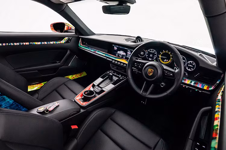 Tại studio ở Johannesburg của mình, họa sĩ Nelson Makamo đã vẽ thủ công một số chi tiết ốp trong nội thất và bảng điều khiển trên chiếc 911 của mình trước khi gửi lại cho Trung tâm Porsche Johannesburg để sơn lớp sơn mài và lắp ráp lần cuối. 