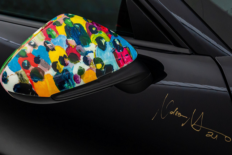 Các chi tiết bao gồm dải ốp bảng điều khiển phía trước, tay nắm cửa phía trong, chi tiết ốp bụng cửa cũng như các phần ốp bậc cửa, ốp lưng ghế ngồi cũng được Makamo vẽ thủ công hoàn toàn với độ sáng tạo cao. Phần ốp bậc cửa bên trái được Makamo viết dòng chữ “Mma” (Ba chữ cái có nghĩa là “mẹ” trong tiếng mẹ đẻ của Makamo là Sepedi). 