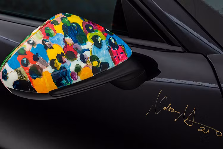 Các chi tiết bao gồm dải ốp bảng điều khiển phía trước, tay nắm cửa phía trong, chi tiết ốp bụng cửa cũng như các phần ốp bậc cửa, ốp lưng ghế ngồi cũng được Makamo vẽ thủ công hoàn toàn với độ sáng tạo cao. Phần ốp bậc cửa bên trái được Makamo viết dòng chữ “Mma” (Ba chữ cái có nghĩa là “mẹ” trong tiếng mẹ đẻ của Makamo là Sepedi). 