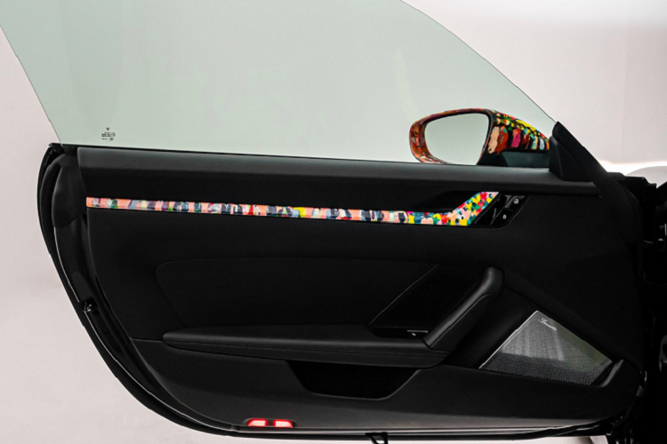 Makamo cho biết, chiếc xe được trang trí theo chủ đề “My Life in Motion”. Dự án này không chỉ là đại diện cho sự thành công của chính Makamo mà còn là sự ghi nhớ tới tất cả mọi người mà anh đã từng được gặp gỡ, giao tiếp trong cuộc sống. Anh nói thêm: “Tôi đã luôn biết rằng mình sẽ sở hữu một chiếc Porsche, chỉ là tôi chưa bao giờ biết rằng mối quan hệ của tôi với thương hiệu Porsche sẽ bắt đầu theo cách này và đây mới chỉ là sự khởi đầu.”