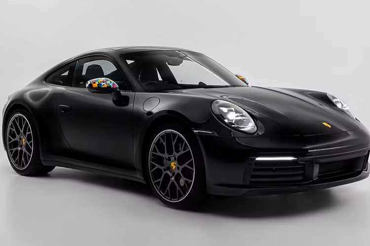 Nghệ nhân Nelson Makamo nổi tiếng Nam Phi đã biến chiếc Porsche 911 Carrera hàng độc trở thành một tấm toan vẽ để anh thỏa sức mang lại cho chiếc xe những chi tiết đầy sắc màu cùng phong cách nghệ thuật độc đáo mang đậm hàm ý sâu xa mà anh hằng theo đuổi. Một trong những tác phẩm nổi bật nhất của Nelson Makamo chính là bức tranh sơn dầu từng xuất hiện trên bìa tạp chí TIME với tiêu đề “The art of optimism – 34 people who are changing how we see the world”.