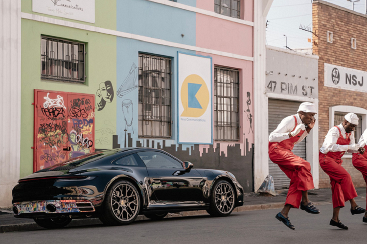 Lớn lên vào những năm 1980 ở vùng nông thôn Modimolle thuộc tỉnh Limpopo của Nam Phi, họa sĩ Makamo thời bấy giờ đã mơ rằng một ngày nào đó anh sẽ có thể sở hữu một chiếc siêu xe Porsche 911 của chính mình. Thời gian trôi đi cùng với việc Makamo trưởng thành, cho tới khi anh gặp một chiếc 911 thế hệ mới khi anh sống ở Franschhoek, Western Cape.