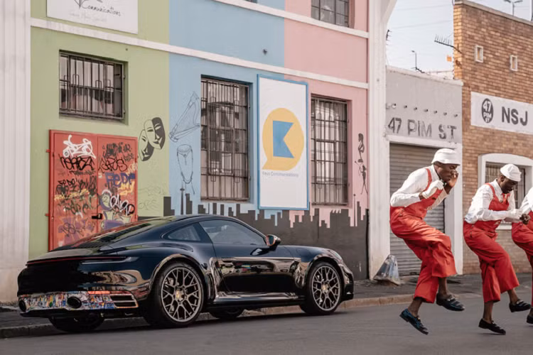 Lớn lên vào những năm 1980 ở vùng nông thôn Modimolle thuộc tỉnh Limpopo của Nam Phi, họa sĩ Makamo thời bấy giờ đã mơ rằng một ngày nào đó anh sẽ có thể sở hữu một chiếc siêu xe Porsche 911 của chính mình. Thời gian trôi đi cùng với việc Makamo trưởng thành, cho tới khi anh gặp một chiếc 911 thế hệ mới khi anh sống ở Franschhoek, Western Cape.